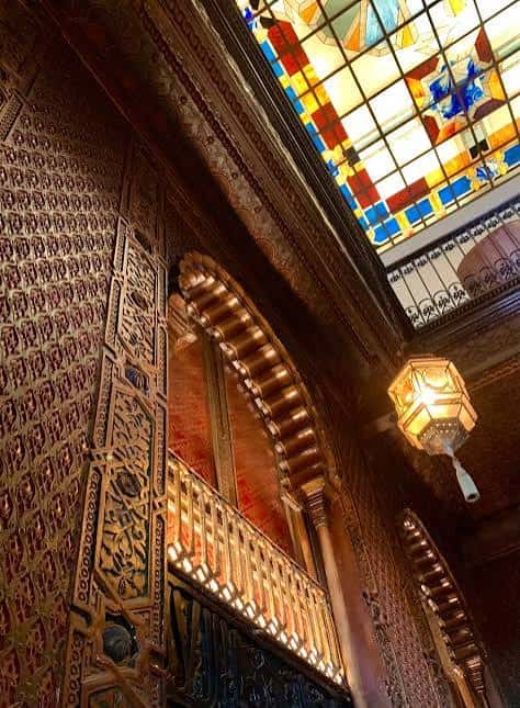 Interior del Casino de Torrevieja con detalles ornamentales y vitrales