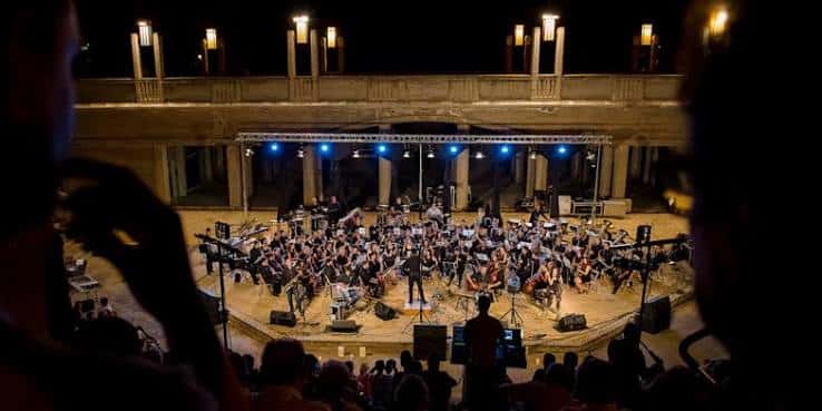 Concierto nocturno en el Auditorio Amando Blanquer con orquesta en el escenario