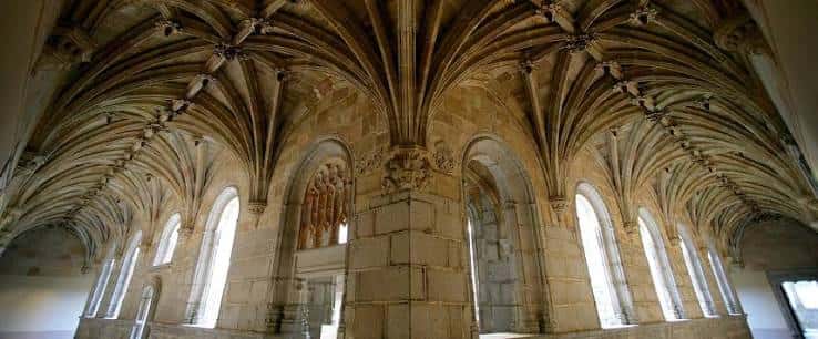 Sala con bóvedas estrelladas góticas y arcos apuntados, ideal para eventos ceremoniales