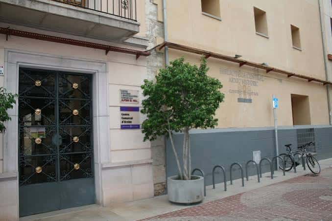 Entrada principal con letrero de la Biblioteca Central