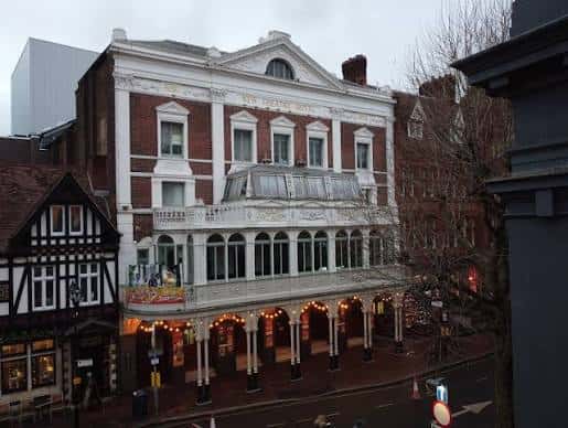 Vista exterior del New Theatre Royal en Portsmouth con su fachada victoriana y detalles arquitectónicos