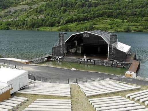 Vista general del Auditorio Natural de Lanuza con el escenario frente al lago y las gradas de madera