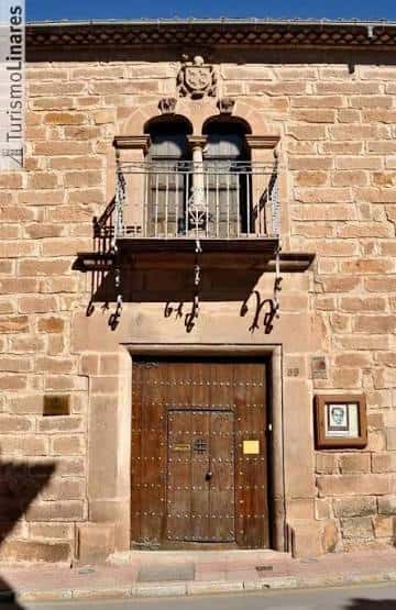 Fachada histórica de la Casa Museo Andrés Segovia con balcón de hierro forjado