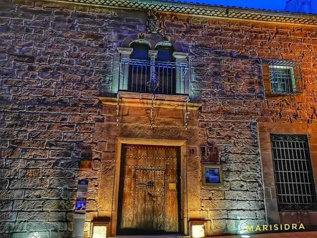 Fachada iluminada de la Casa Museo Andrés Segovia por la noche