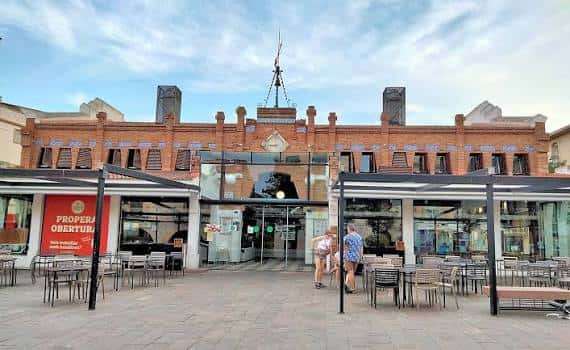 Fachada principal de la estación de tren de Sant Cugat del Vallès en la plaza Quatre Cantons