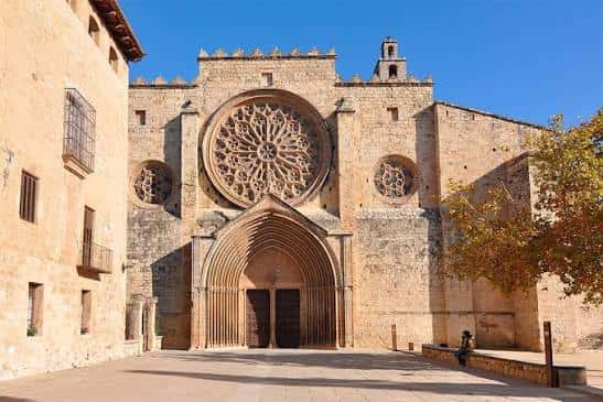 Fachada principal del Monasterio de Sant Cugat con rosetón gótico y arco de entrada