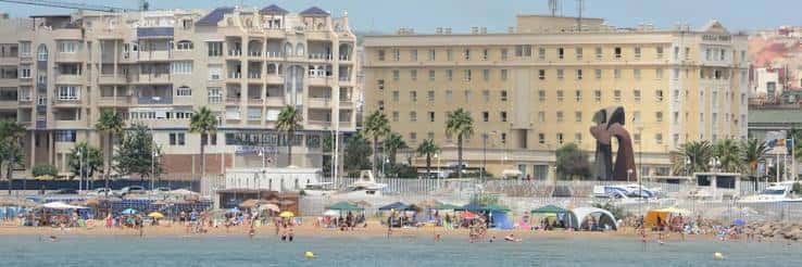 Vista panorámica de la Playa de San Lorenzo con edificios costeros y el mar