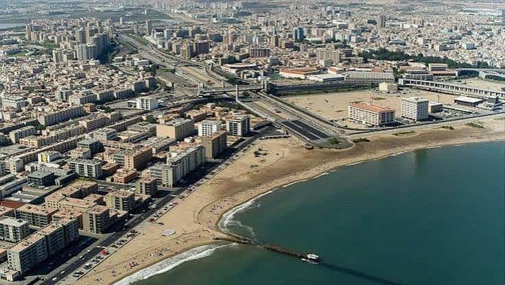 Vista aérea de la Playa de San Lorenzo y el entorno urbano de Melilla