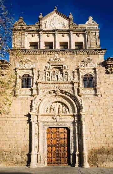 Fachada principal del Museo de Santa Cruz con detalles arquitectónicos platerescos
