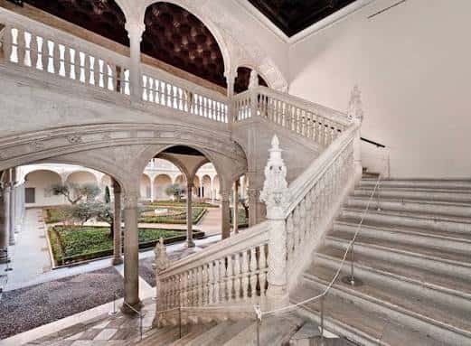 Escalera monumental y patio interior del museo con jardines