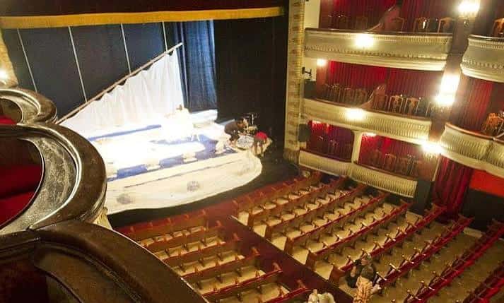 Vista desde los palcos del Teatro Alcázar mostrando el escenario en preparación para un evento