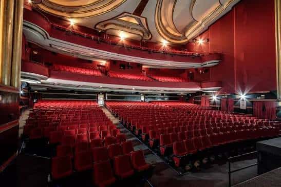 Interior del auditorio del Teatro Capitol con butacas rojas y balcones ornamentados