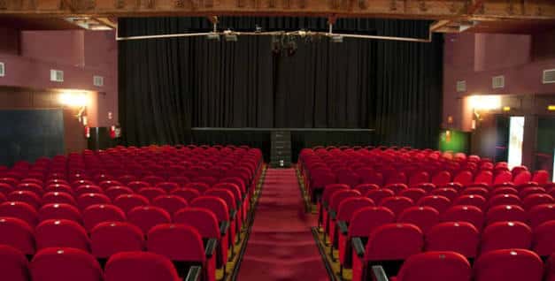 Interior del auditorio del Teatro Fígaro con butacas rojas y escenario
