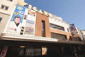 Fachada exterior del Teatro Fígaro con carteles de espectáculos