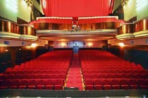 Aula del auditorio con balcones y cortina roja
