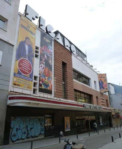 Exterior del Teatro Fígaro con grafitis y carteles publicitarios