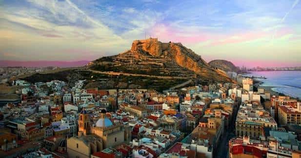 Amanecer sobre Alicante con el castillo iluminado al fondo