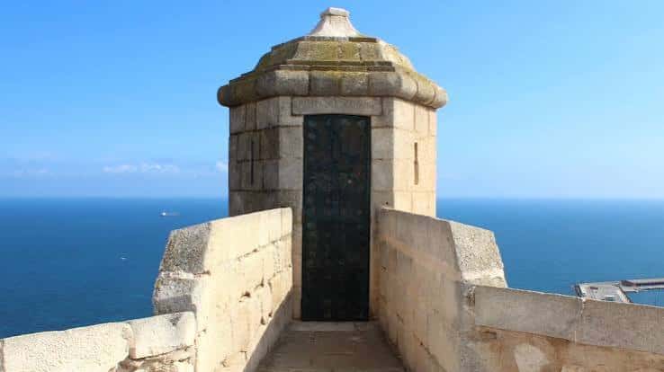 Torre de vigilancia con vistas al mar Mediterráneo