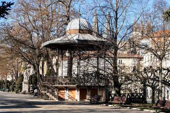 Kiosco de música en el Paseo del Espolón con la Catedral al fondo
