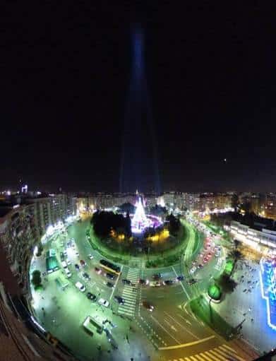 Vista aérea nocturna de la Plaza Circular iluminada con luces navideñas y tráfico en la rotonda
