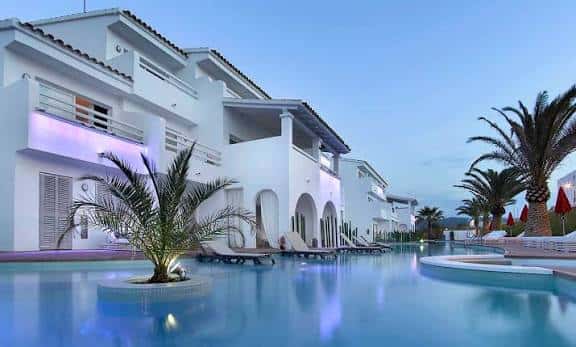 Piscina con el logo de Ushuaïa y escenario en primer plano bajo cielo azul