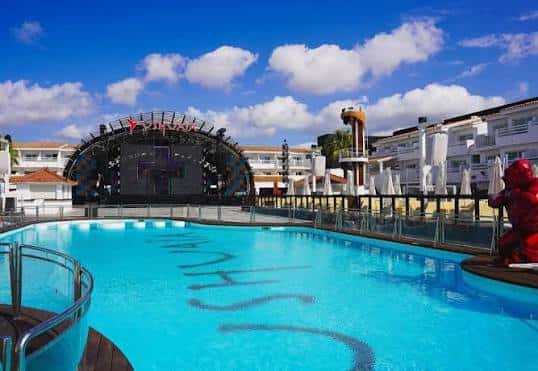 Piscina del Ushuaïa Ibiza Beach Hotel con escenario y cielo azul durante el día
