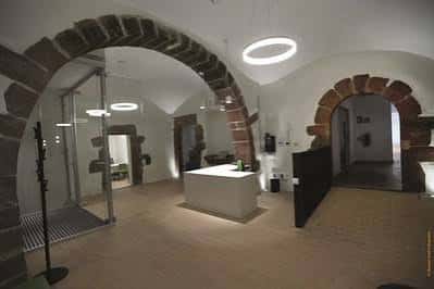 Interior moderno con arcos de ladrillo y mobiliario minimalista