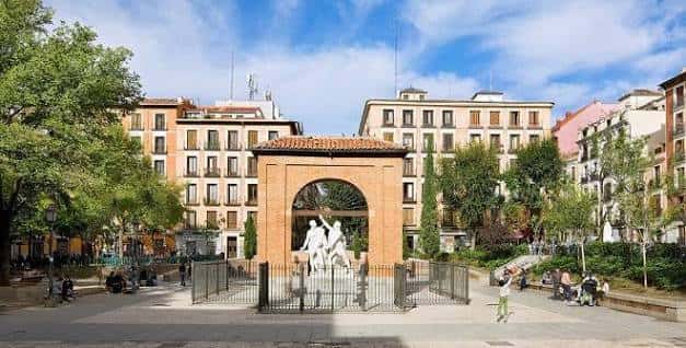 Plaza del Dos de Mayo en un día soleado con personas disfrutando del espacio público