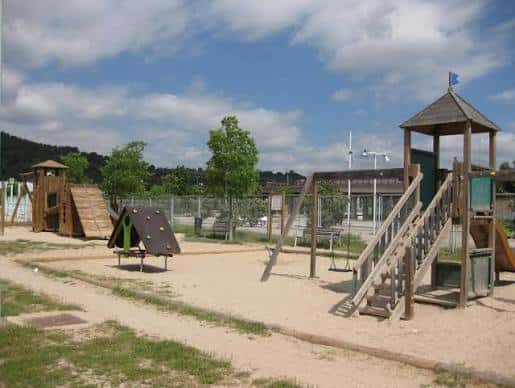 Zona de juegos infantiles en el parque Jardins d'Apel·les Mestres