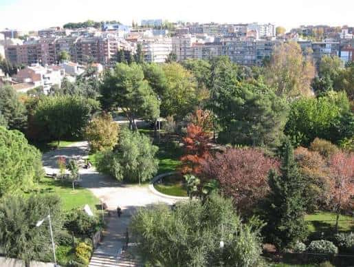 Vista panorámica del parque Jardins d'Apel·les Mestres con árboles y senderos