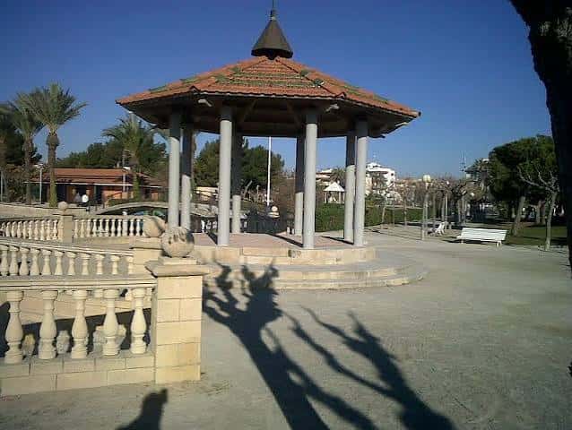 Quiosco de música en el parque con cielo despejado
