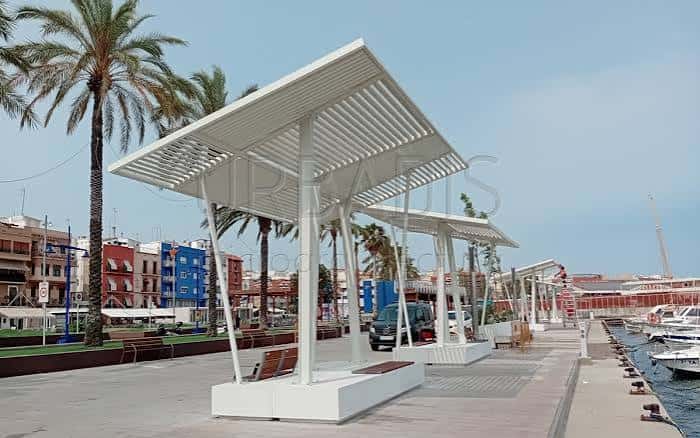 La Pèrgola del Serrallo con palmeras y edificios coloridos en el fondo, mostrando su diseño arquitectónico