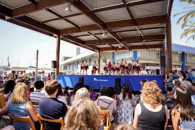 Evento cultural en la Pèrgola del Serrallo, con un grupo de baile en el escenario y público asistente