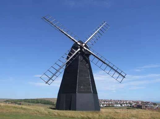 Vista frontal del molino de viento Beacon Mill en Rottingdean bajo un cielo azul despejado
