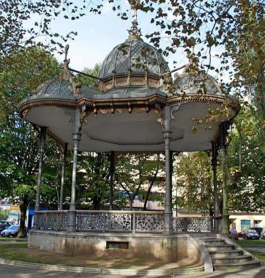El kiosco de música del Parque del Muelle, estructura metálica con cúpula ornamentada
