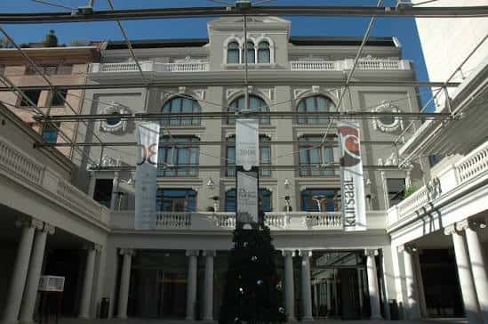 Vista exterior del Teatre Kursaal de Manresa con decoración navideña