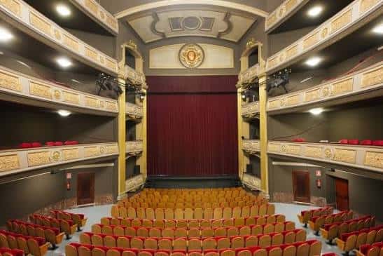 Interior del Teatre Conservatori con balcones ornamentados y cortina roja