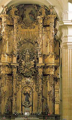 Altar barroco dorado del interior del convento, con esculturas religiosas y detalles ornamentales