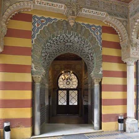 Vista detallada de un arco de estilo mudéjar con decoración de ladrillo y yeso