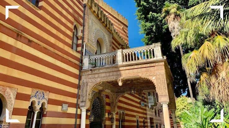 Fachada exterior del palacio con sus característicos arcos y balcones