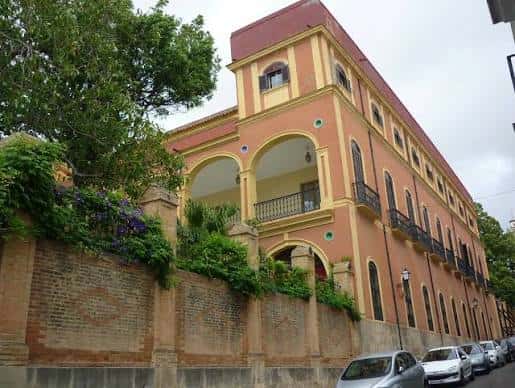 Vista lateral del edificio principal con su fachada de tonos cálidos