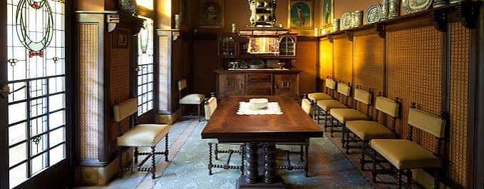 Sala de comedor interior con mesa larga, sillas y decoración modernista