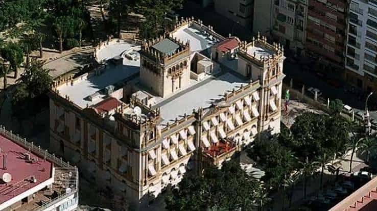 Vista aérea del Palacio Provincial de Alicante mostrando su arquitectura y entorno urbano