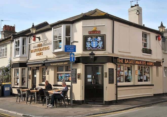 Vista exterior del pub The Basketmakers Arms en Brighton con clientes en terraza