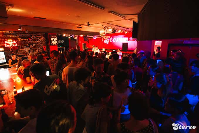 Interior de Sala Stereo con ambiente festivo y luces rojas
