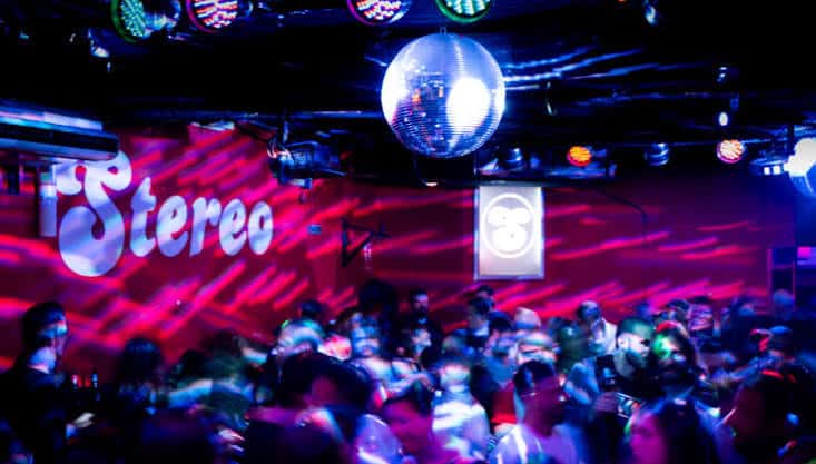 Escenario de Sala Stereo con disco de luces y público bailando