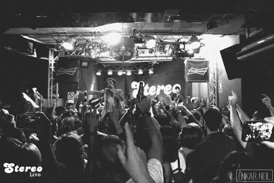 Concierto en vivo en Sala Stereo con público animado