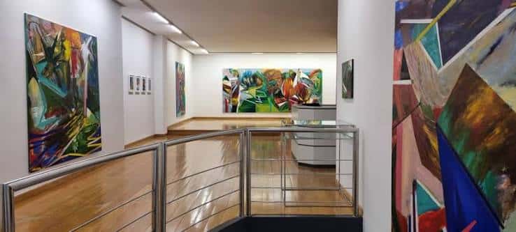 Vista desde la escalera hacia la sala principal de la galería