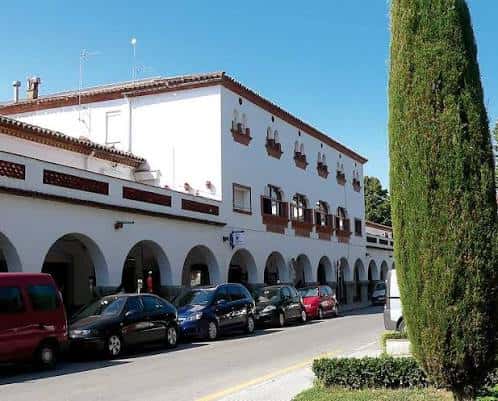 Vista exterior del Centre Cívic Sant Narcís con su fachada blanca y arcos característicos