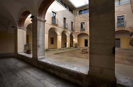 Patio interior con arcos y columnas del Centre Cultural La Mercè, ideal para eventos al aire libre